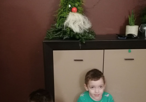 Chłopcy prezentujący ozdobę świąteczną